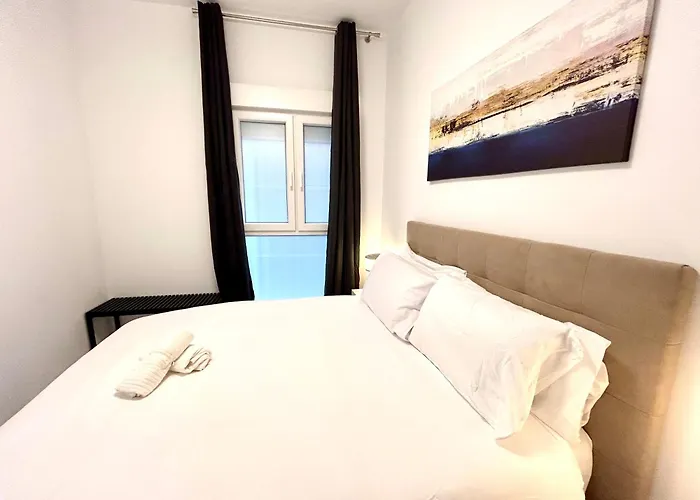 Convenient, Charming Apartment 15 Mins From City Center