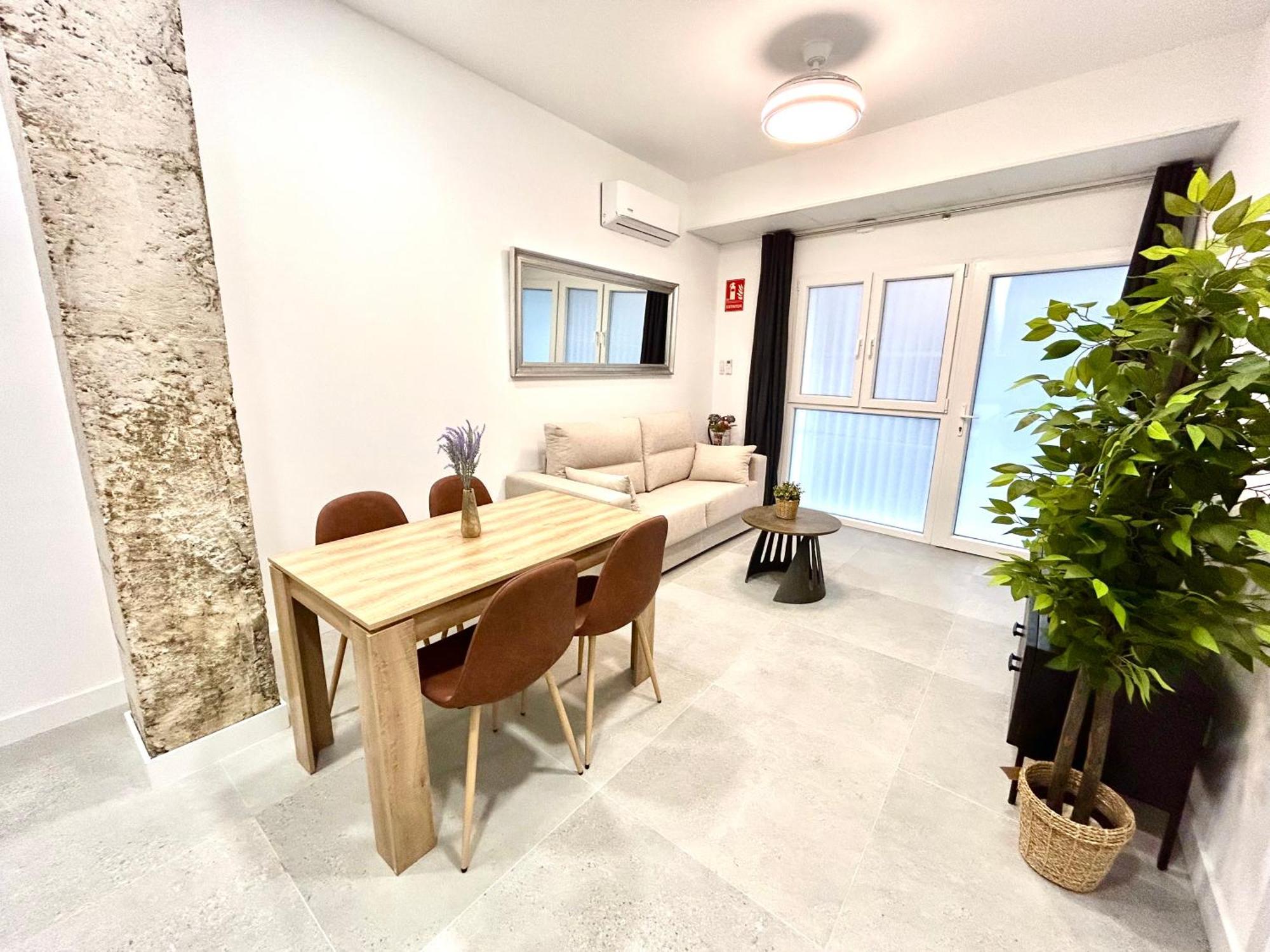 Convenient, Charming 15 Mins From Center *