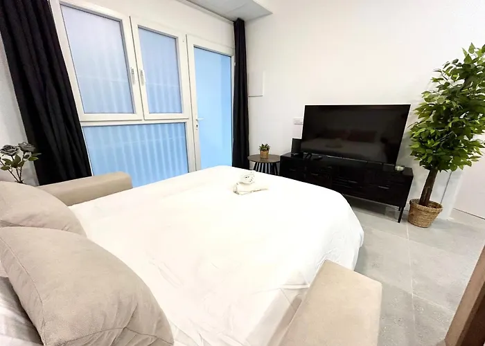 Convenient, Charming Apartment 15 Mins From City Center