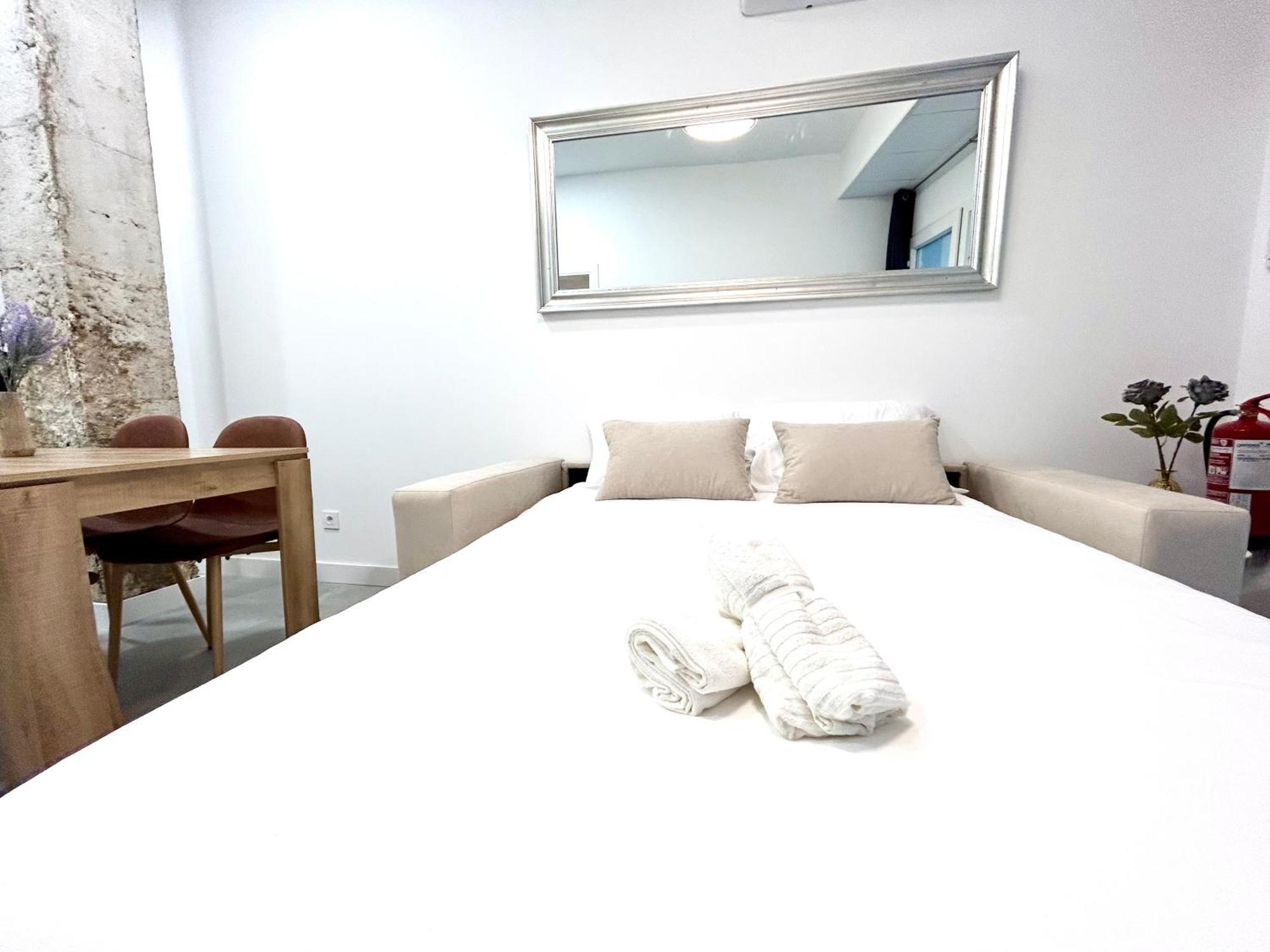 Convenient, Charming 15 Mins From Center Apartment *